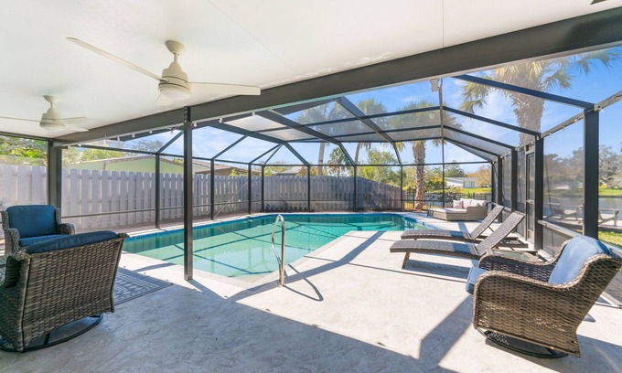 Whitfield House | Sunset Shores- Family Bunkbed Suite - 4BR- 10 Beds - Heated Pool