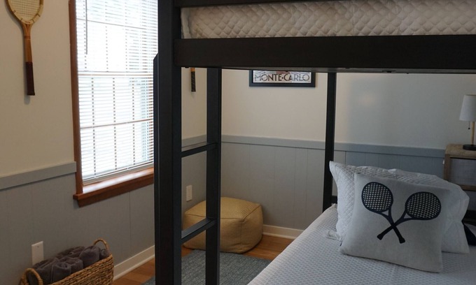 Whitehall House | Sunset Summer House - 6 Bedroom House in Whitehall n