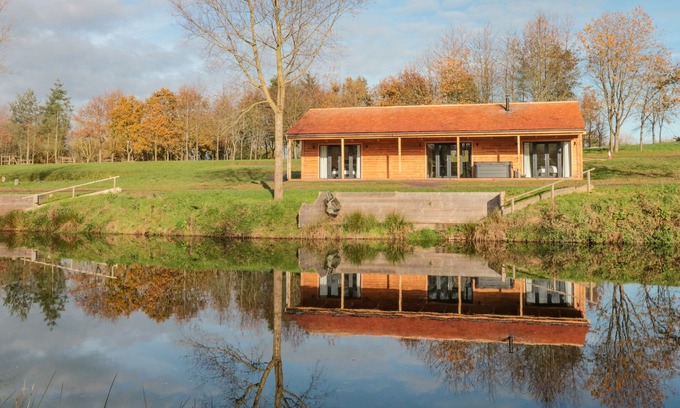 Cullompton Cabin | SUNSET VIEW, pet friendly, luxury holiday cottage in Cullompton