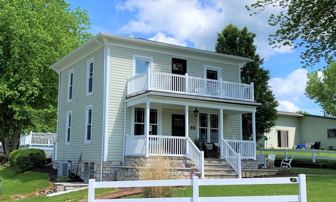 Dellroy House | Sunset Views over Atwood Lake!
