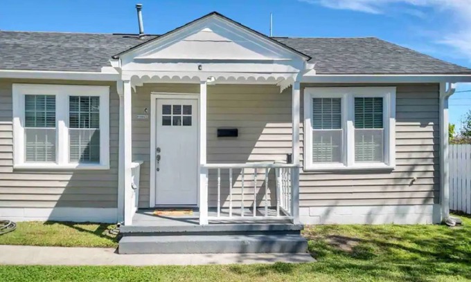 North Charleston Apartment | Sunshine Bungalow Minutes from DowntownCharlestonn