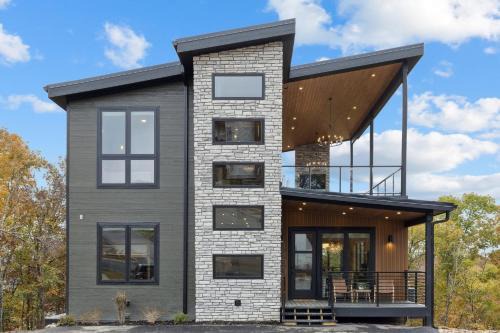 Sevierville House | Sunshine Ridge Stays - Luxury cabin with Rooftop, Indoor Pool, Game Room & Hot Tub