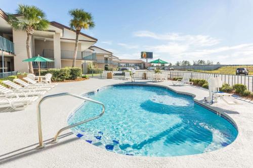 Adel Hotel | Super 8 by Wyndham Adel GA I-75