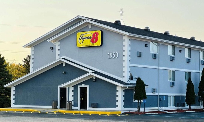 Benton Harbor Hotel | Super 8 by Wyndham Benton Harbor St Joseph