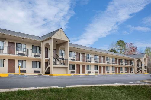 Burlington Hotel | Super 8 by Wyndham Burlington NC