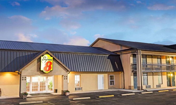 Carrollton Hotel | Super 8 by Wyndham Carrollton GA