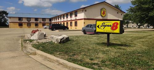 Champaign Hotel | Super 8 by Wyndham Champaign