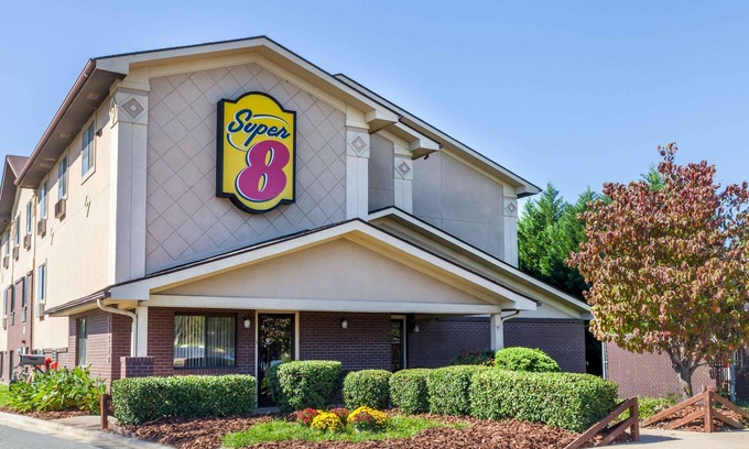 Charlotte Hotel | Super 8 by Wyndham Charlotte/Amusement Park Area