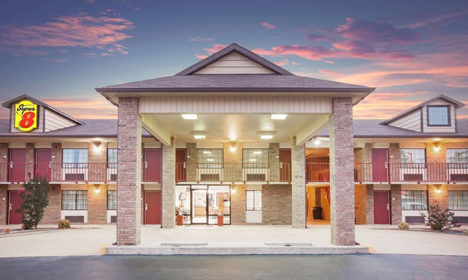 Clinton Hotel | Super 8 by Wyndham Clinton