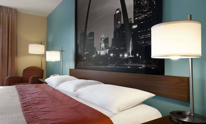 Collinsville Hotel | Super 8 by Wyndham Collinsville St. Louis