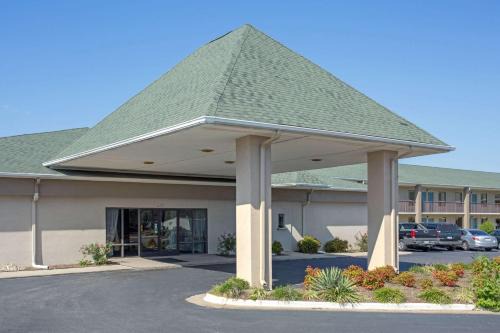 Dunn Hotel | Super 8 by Wyndham Dunn