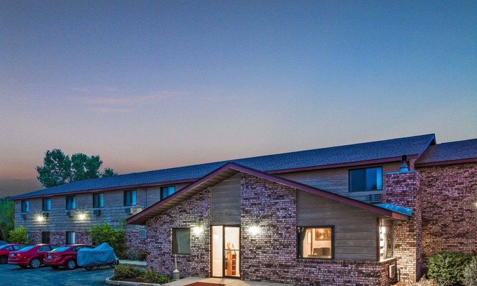 Hartford Hotel | Super 8 by Wyndham Hartford WI