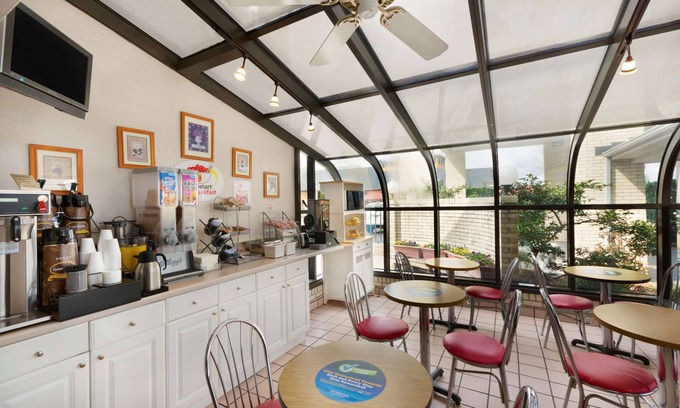 Lancaster Hotel | Super 8 by Wyndham Lancaster