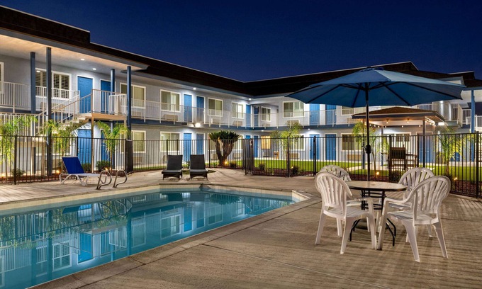 Lindsay Hotel | Super 8 by Wyndham Lindsay Olive Tree