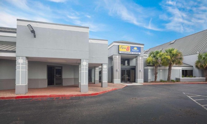 Mobile Hotel | Super 8 by Wyndham Mobile I-65