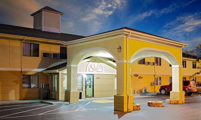 Muncie Hotel | Super 8 by Wyndham Muncie/Ball St. College Area