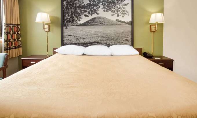 Normal Hotel | Super 8 by Wyndham Normal Bloomington