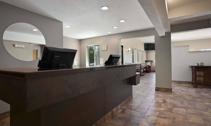 Pocatello Hotel | Super 8 by Wyndham Pocatello