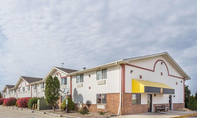 Pontiac Hotel | Super 8 by Wyndham Pontiac