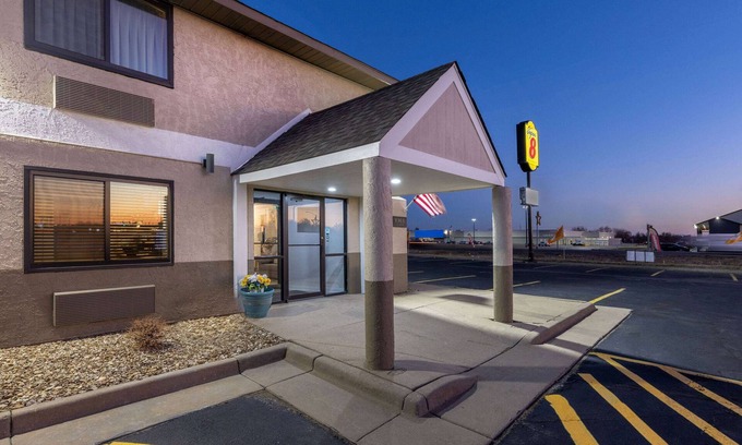 Pratt Hotel | Super 8 by Wyndham Pratt