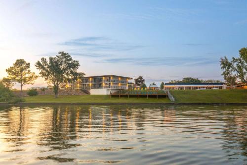 Riverside Hotel | Super 8 by Wyndham Riverside AL