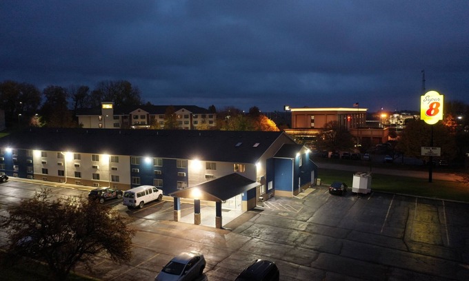 Rockford Hotel | Super 8 by Wyndham Rockford I-90/Casino District