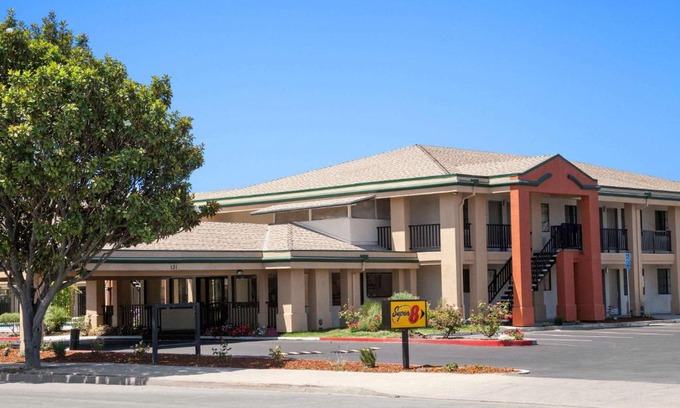 Salinas Hotel | Super 8 by Wyndham Salinas