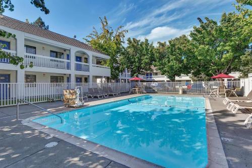 Santa Rosa Hotel | Super 8 by Wyndham Santa Rosa North