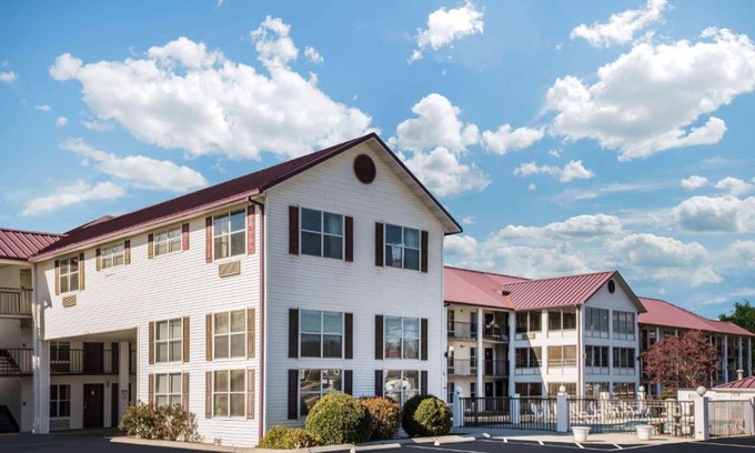 Sevierville Hotel | Super 8 by Wyndham Sevierville Riverside