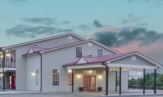 Talladega Hotel | Super 8 by Wyndham Talladega AL