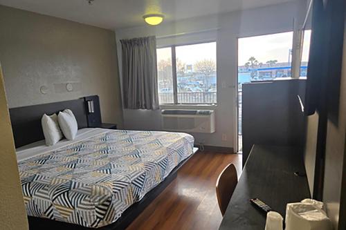 Tracy Hotel | Super 8 by Wyndham Tracy