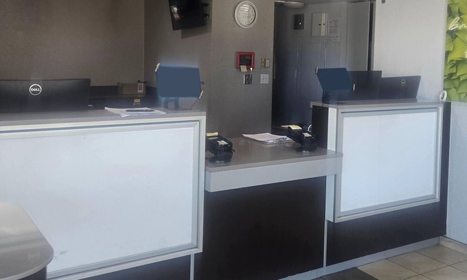 Tracy Hotel | Super 8 by Wyndham Tracy