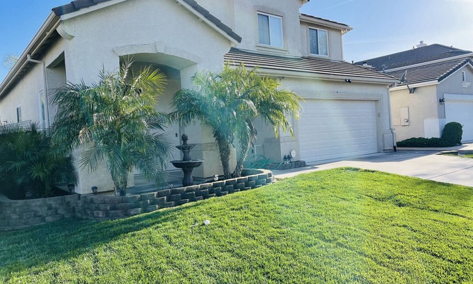 Elk Grove House | Super close to old town Elk Grove, shopping centers and to the parks!