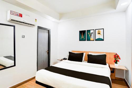 Noida Hotel | Super Collection O Vasundhara Enclave Delhi