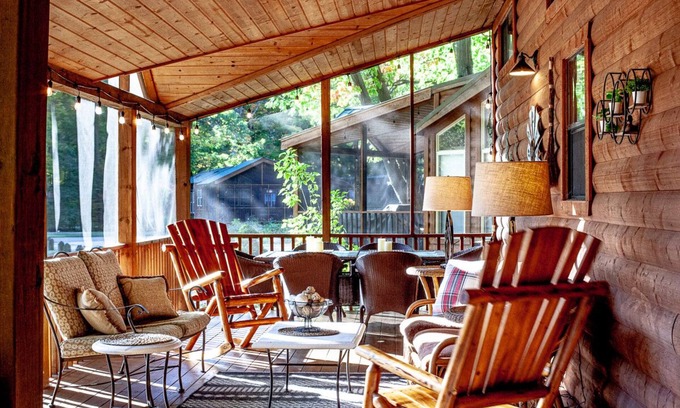 Three Oaks Cabin | Super cozy glamping cabin & family resort!