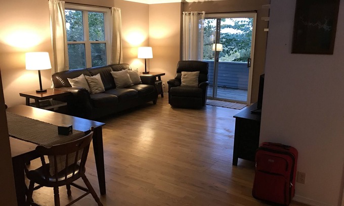 Theodosia House | Super cute & comfy 2 1/2story lake house by Bull Shoals lake 1hr east of Branson