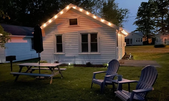 Geneva-on-the-Lake Cottage | Super Cute GOTL Two Bedroom Lake Erie Cottage