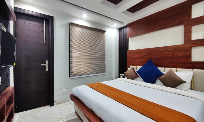 Sanjauli Bed & Breakfast | Super Deluxe Room - Shimla Hills - View- King-sized Bed, Parking, Food