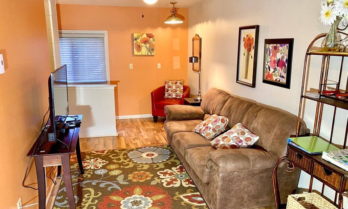 Custer Cottage | Super Value! Clean and Comfy Cottage & Close To All!