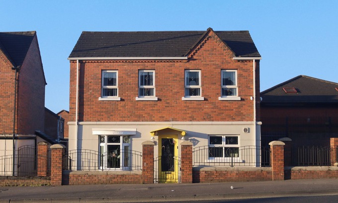 Belfast House | Superb Large Bespoke 5 Star Detached Villa, Prime Location, Belfast Stay.