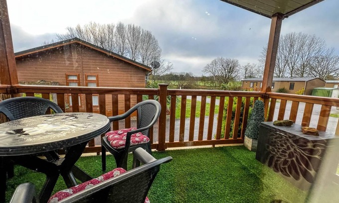 Haveringland House | Superb lodge in rural Norfolk near Norwich, with lake views & fishing ref 16018H