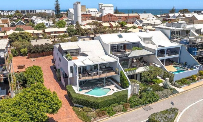 North Fremantle House | Superb Riverfront 3-Storey Home with Pool, deck and space