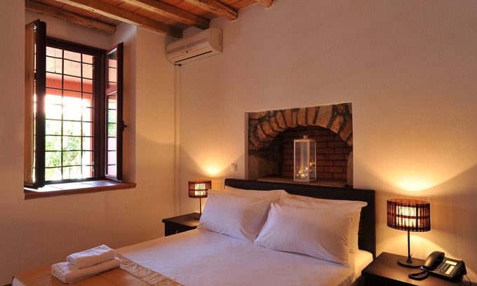 Varos House | Superior Room/The Varos Residences Hotel