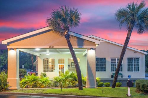 North Myrtle Beach Hotel | SureStay Hotel by Best Western North Myrtle Beach