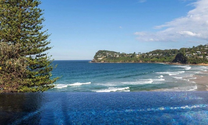 Whale Beach House | Surfers Paradise - Direct Beachfront