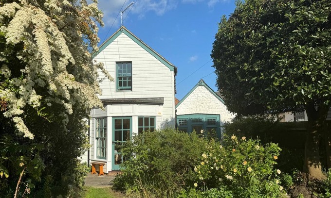 Seaview Cottage | Surprise Cottage, a hidden gem in the heart of the village, dog friendly