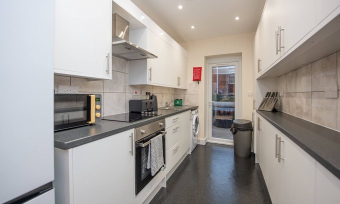 Portswood House | Sutton Cottage - 4 Bed House in Soton City Centre