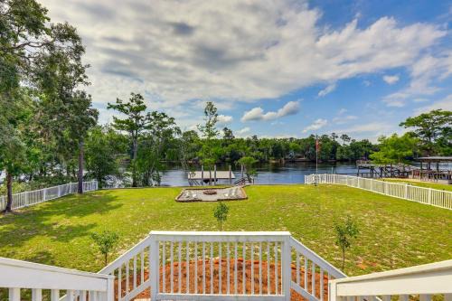 Fanning Springs House | Suwannee River Retreat Dock and Screened Porch!