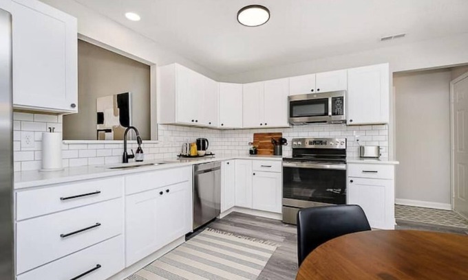 Fishers House | Sweet Creek Retreat-Beautiful Fishers-EV friendly