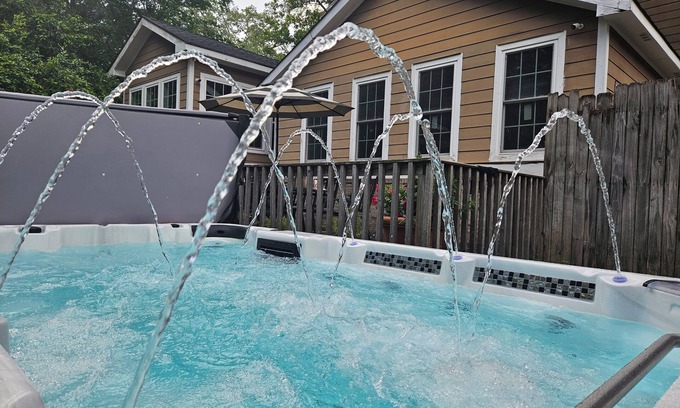 East Side House | Swim-Spa, 75" TV 4Movie Nights, Close2Downtown/Walk2 Restaurants/Shops, Sleeps16